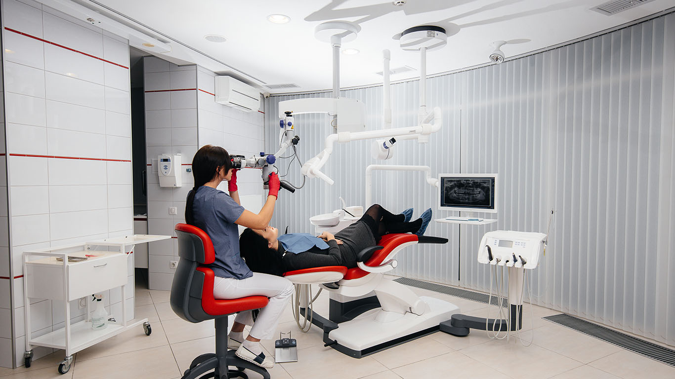 Diş İmplantı Nedir? Kimler İçin Uygundur?